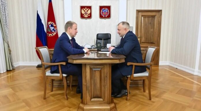 Губернатор Виктор Томенко и заместитель министра социальной защиты Алтайского края Никита Рыжих обсудили поддержку участников СВО в регионе